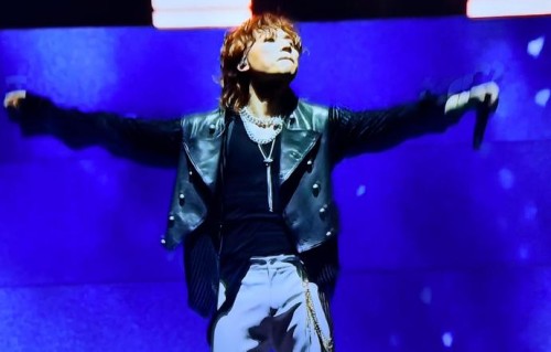 权志龙、太阳、大声在BIGBANG科切拉演出中的个人表现有何亮点？