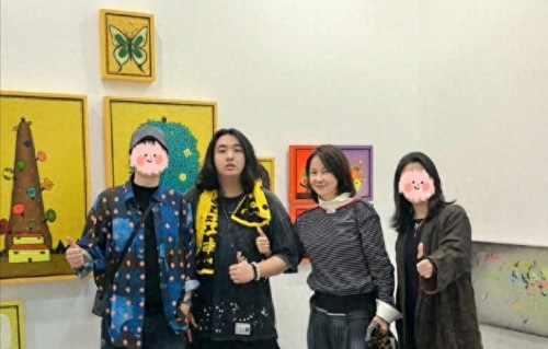 香港偶遇吴费曼，长发造型酷似大叔，妈妈王丽萍罕见出镜状态太好 