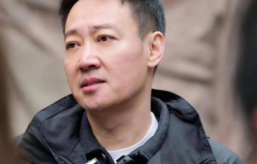 辛柏青现状：定居北京，头发花白身形消瘦，17岁女儿侧颜很像妈妈