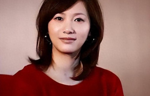51岁徐静蕾在美国超市被偶遇，胖到不敢认！旁边黄立行也老了许多 
