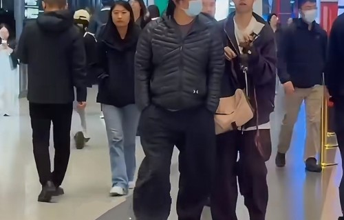 郑钧回应儿子走路姿势：遗传自己爱趿拉穿鞋，会提醒儿子挺直腰板走路