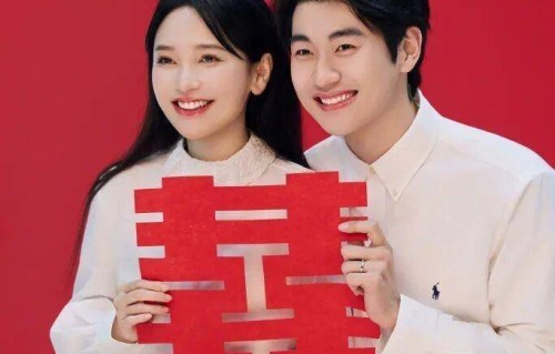 43岁金莎否认怀孕：穿宽松连衣裙亮相，因倒时差浮肿膀大腰圆，我尽快会调整