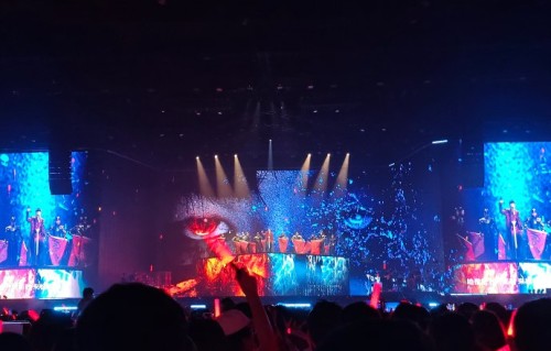 胡彦斌嗓音的特质是如何影响他演绎歌曲的情感表达的？