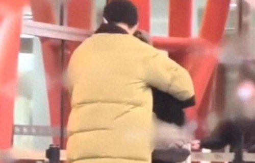 李纯爸爸吐槽李纯马頔街头亲密照，成何体统！大街上搂搂抱抱