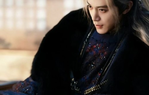 网友对邓凯的“疯批”演技和“上桌”呼吁持什么态度？