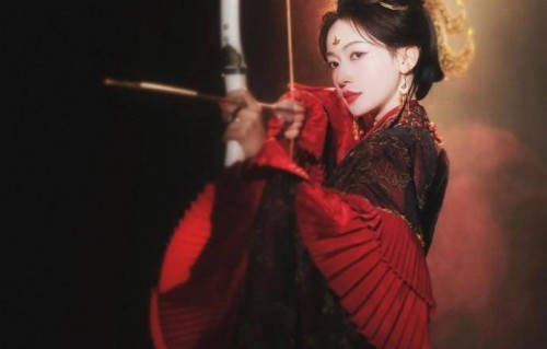吴谨言片场拼命拍戏，洪尧独自带娃体检+看电影，内娱罕见反套路婚姻