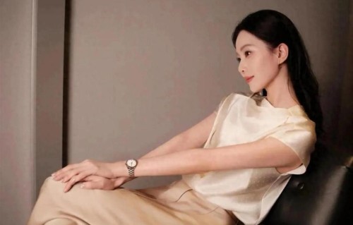 刘诗诗身穿米白色波点上衣搭配绸缎长裤，真知性优雅