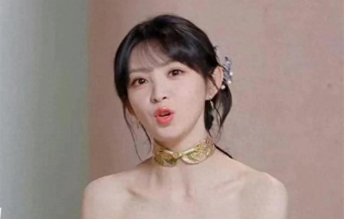 没底线！田曦薇抹胸造型，直播被封禁惹全网争议