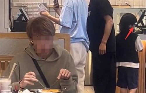 香港偶遇蔡少芬一家，没想到张晋这么矮，儿子戴眼镜才6岁就近视