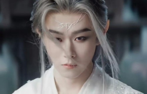 《月鳞绮纪》是田嘉瑞第一部担任男主角的剧吗？