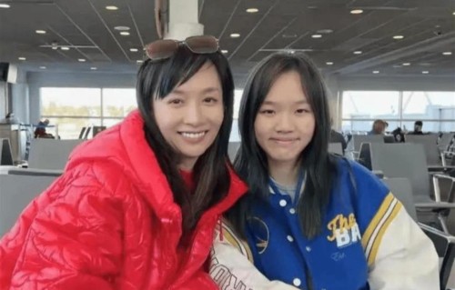 主持人王芳：转型直播卖书，丈夫是中科院导师，19岁女儿长相温婉