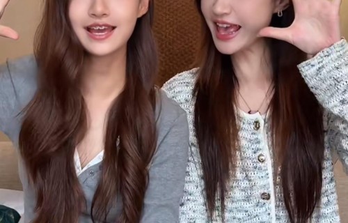 杨雪47岁与16岁女儿同框，网友称女儿似双胞胎！