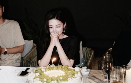 42岁朱珠晒生日照，穿黑色露背裙摇曳生姿，微醺妆容好醉人！