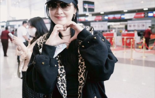 赵子琪过去有哪些低调行事或反差萌的趣事？|粉丝|片场|签名|靳东|素颜