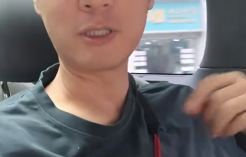 任重为孙骁骁庆生，俩人同吃一碗面，重庆住独栋大别墅，院子好大