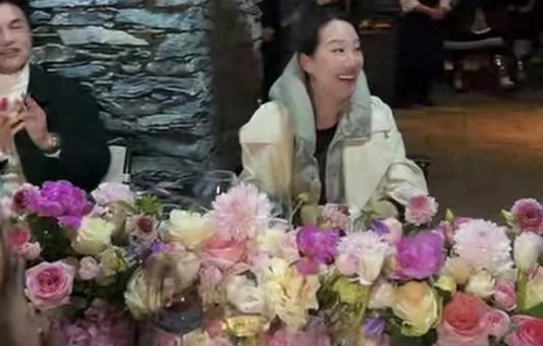 汪诗诗在九寨沟旅游，获吕良伟夫妇庆生，与儿子吹蜡烛笑不拢嘴 ​​​