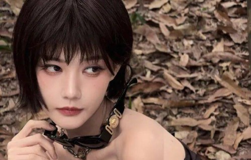 短发一桐穿黑色抹胸包臀裙！露出香肩大美腿性感撩人