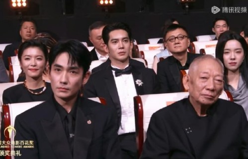 网友如何看待李云霄看陈丽君拿奖的神情？