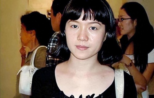 杨振宁离世9个月，央媒官宣翁帆全新身份！定居英国跑路真相大白