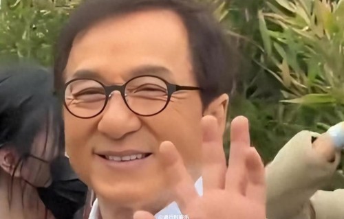 72岁成龙状态曝光，带儿子游玩，房祖名被曝癞痢、隐婚是怎么回事