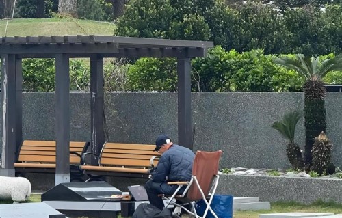 具俊晔最新露面，又黑又瘦情绪低迷，枯坐大S墓前，一待一整天