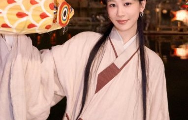 杨紫在《家业》追剧团现场是如何回应观众提出的‘落地签’福利的？