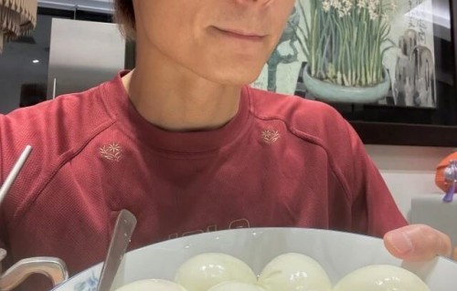 香港知名男星入行25年终于红馆开唱，为此减肥10公斤，婚后以妻女为先
