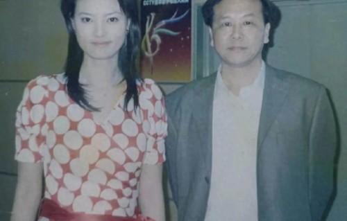 年轻时的刘芳菲与友人的一张合影，那时候的她清纯美丽