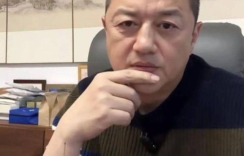 李亚鹏心疼张雪拍卖奖杯：找了朋友拍下送回去