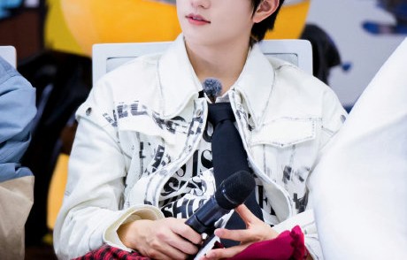 穆祉丞在《周五晚高疯》具体表演了哪些曲目和舞蹈？|舞台|综艺|家族|魔性|蜜蜂