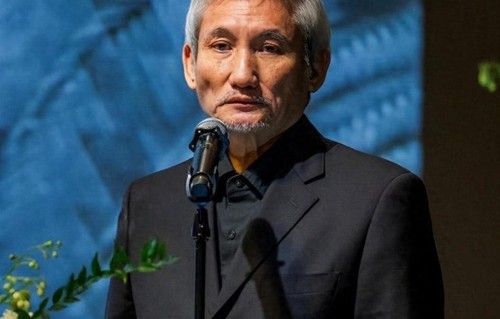 施南生追思结束，徐克独留原位哽咽流泪，不认她是家人被林青霞怼