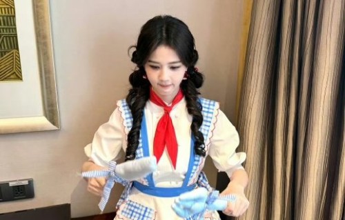 为什么网友会认为白鹿的厨师领巾造型有‘娱乐化红领巾’的嫌疑？|奔跑吧|双马尾|文化|红色|职级