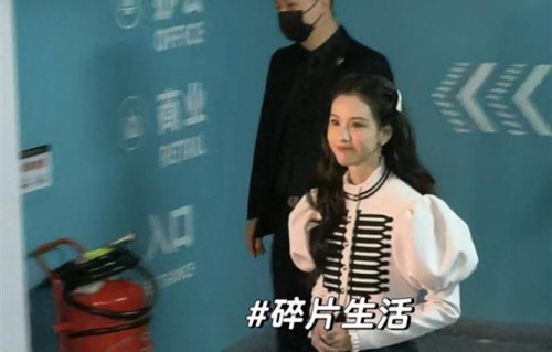 陈都灵剧宣活动,千金风好萌腿好长呀,还和曾舜晞一起花式比心!