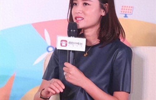 叶一茜给女儿办18岁生日宴，森碟穿抹胸很娇俏，房间曝光很少女