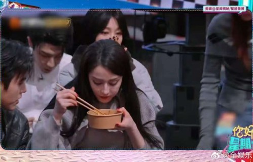 迪丽热巴陈飞宇同吃葱油饼引热议