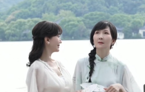 72岁赵雅芝与67岁陈美琪33年后再同框，岁月不败美人泪目！|雷峰塔|叶童|公益|生命|光阴