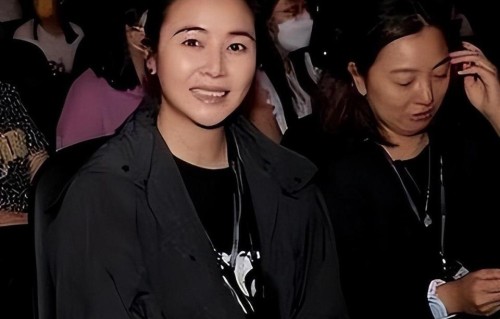 她17岁拍三级，32岁被出轨，40岁嫁大佬，如今被郑伊健宠成宝