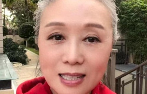 64岁吴琼满头白发显老！小15岁丈夫劝她染黑，两人眼角皱纹很般配