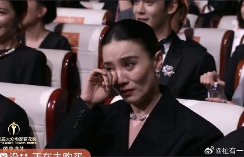 萨日娜凭借《抓娃娃》中哪个角色获得最佳女配角？