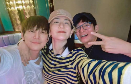 何炅谢娜同框互动展现多年友情|我们仨|炅娜|家族|情谊