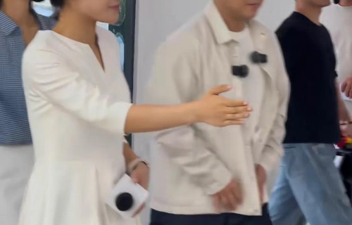 王皓夫妇现身4S店买新车，老婆闫博雅气质不俗，穿短裙大长腿吸睛 