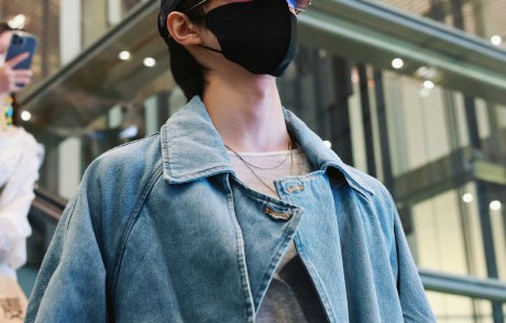 黄朔带公司LOGO上综艺首秀！高情商回应为何挑战抽象角色