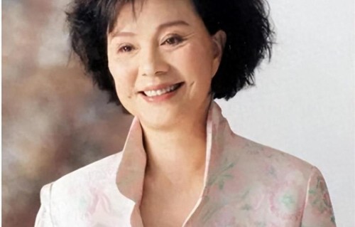 如今定居洛杉矶的归亚蕾，82岁越老越优雅，两个女儿都嫁给美国人