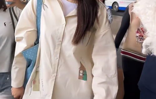 曾黎现身上海机场，无滤镜生图曝光，颜值被网友调侃