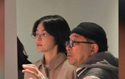 宋慧乔参观展览：短发金丝框眼镜显知性美，素颜出镜状态佳！ 