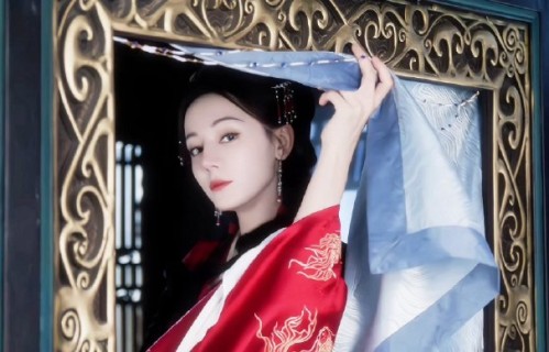 迪丽热巴凭《白日提灯》贺思慕一角爆火，为何“鬼塑”女主能引爆全网？