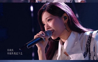 万妮达的成长经历对歌曲创作有什么影响？