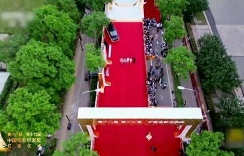 同样是走红毯，twins姐妹和惠英红的气场，没对比没差距