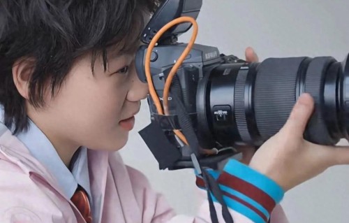 全红婵现身环球影城！身形消瘦下颌线清晰，全程无笑脸看着很抑郁 