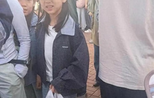 高云翔陪女儿逛面包节！9岁酒窝大方与粉丝合影，老父亲满脸宠溺